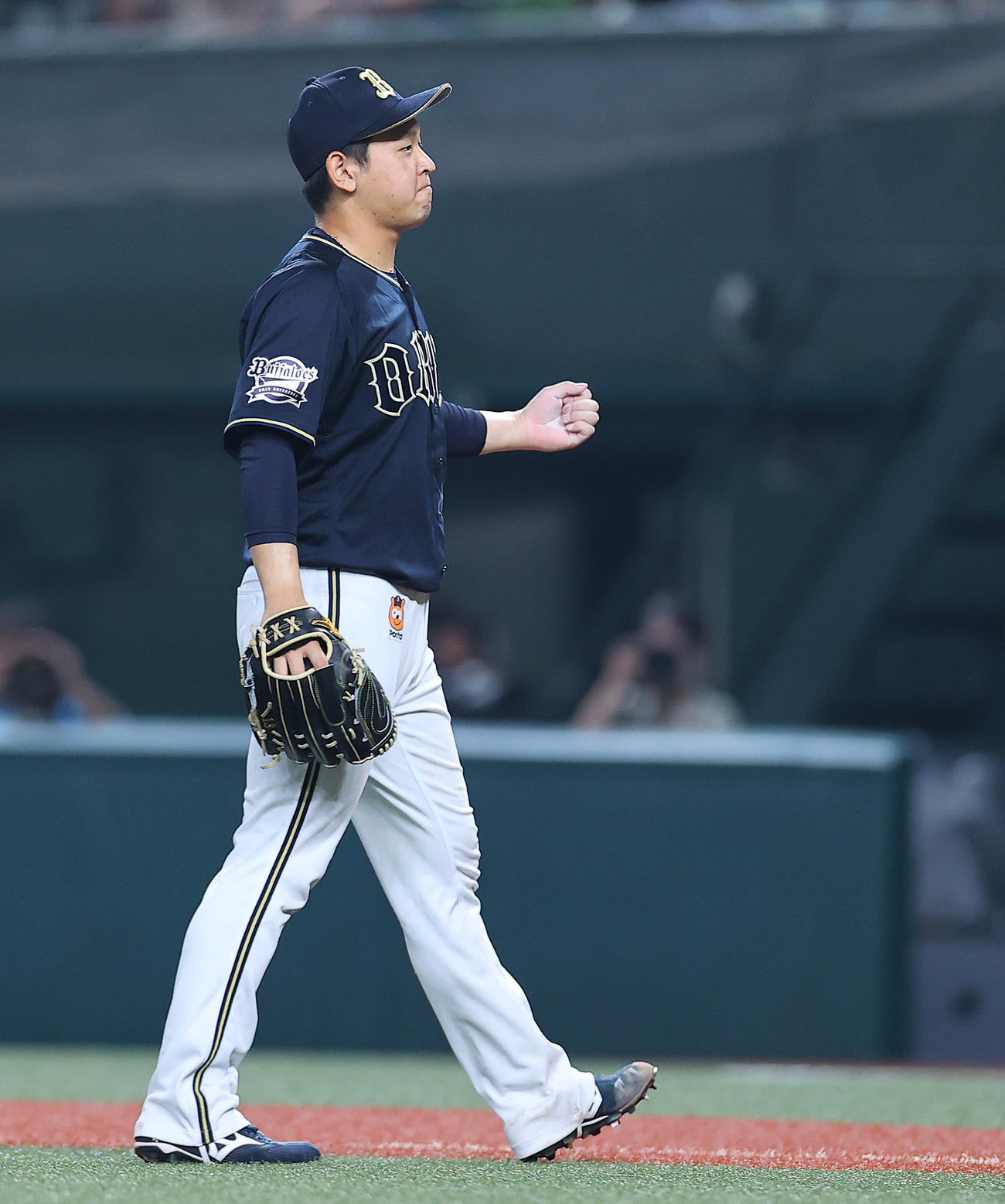 西武対オリックス　8回裏西武1死満塁、源田を併殺に仕留め無失点で切り抜けたオリックス先発の宮城は優しくガッツポーズ（撮影・垰建太）