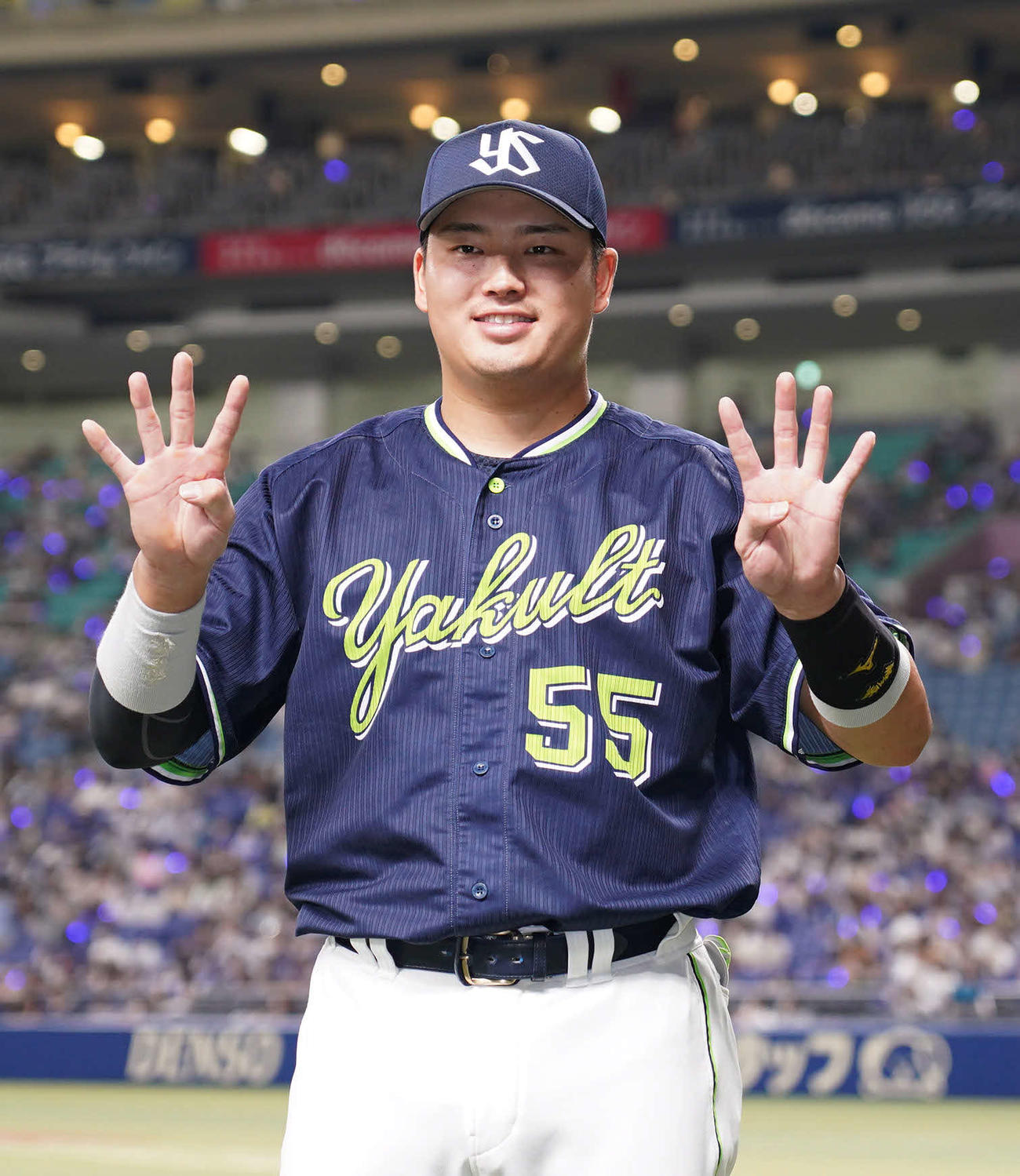 中日対ヤクルト　ヒーローインタビューを終え球団日本人本塁打タイ記録の44本のポーズをする村上（撮影・森本幸一）