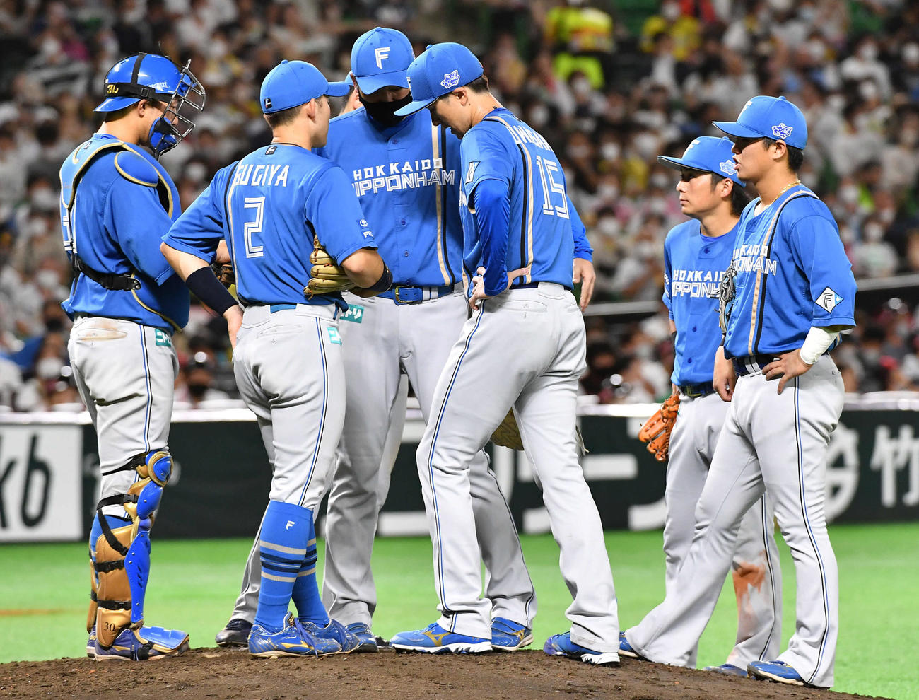 5回裏途中降板となった上沢（中央）は肩を落としてベンチへ戻る（撮影・岩下翔太）