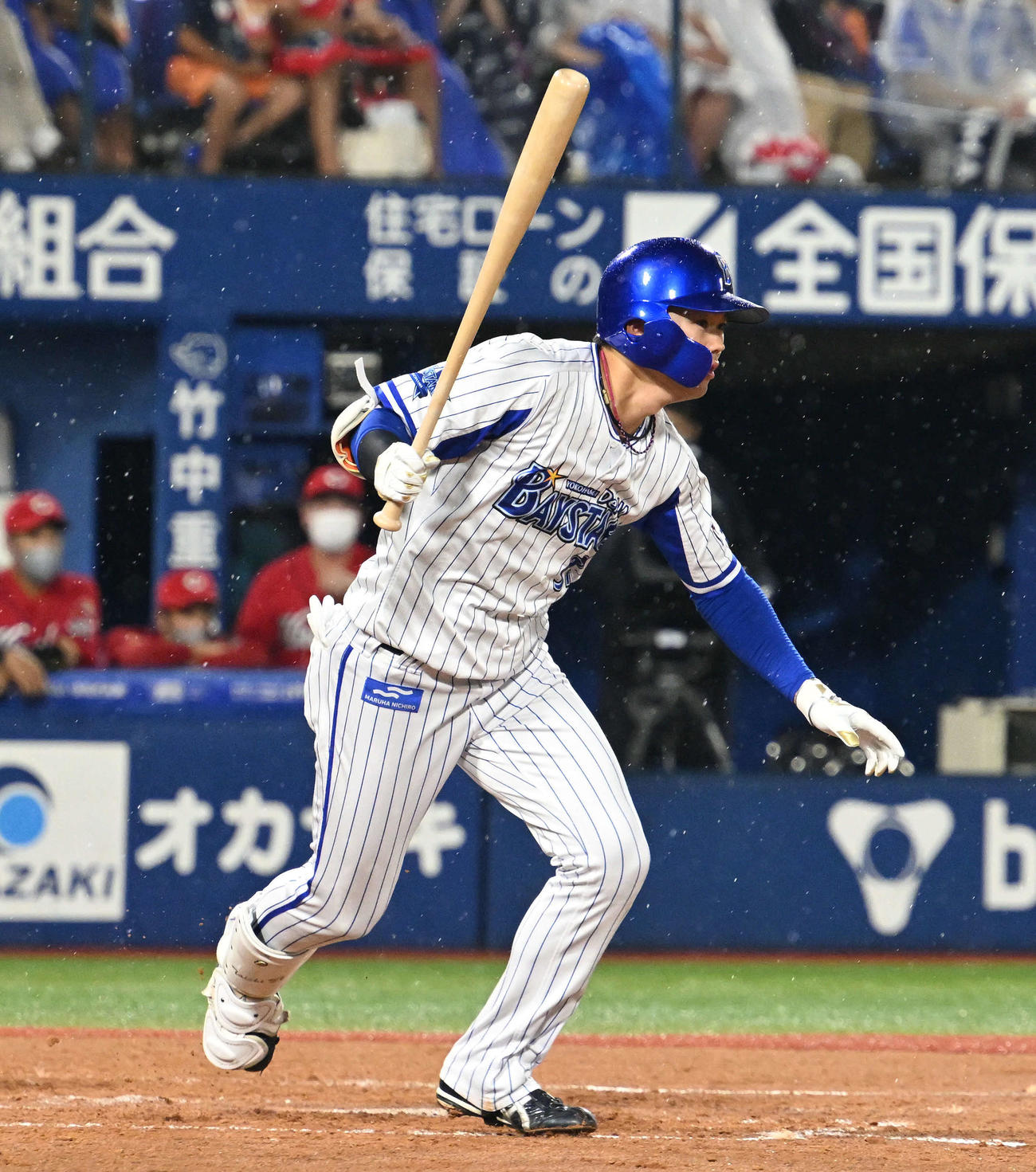 DeNA対広島　5回裏DeNA2死一、三塁、楠本は右前適時打を放つ（撮影・滝沢徹郎）