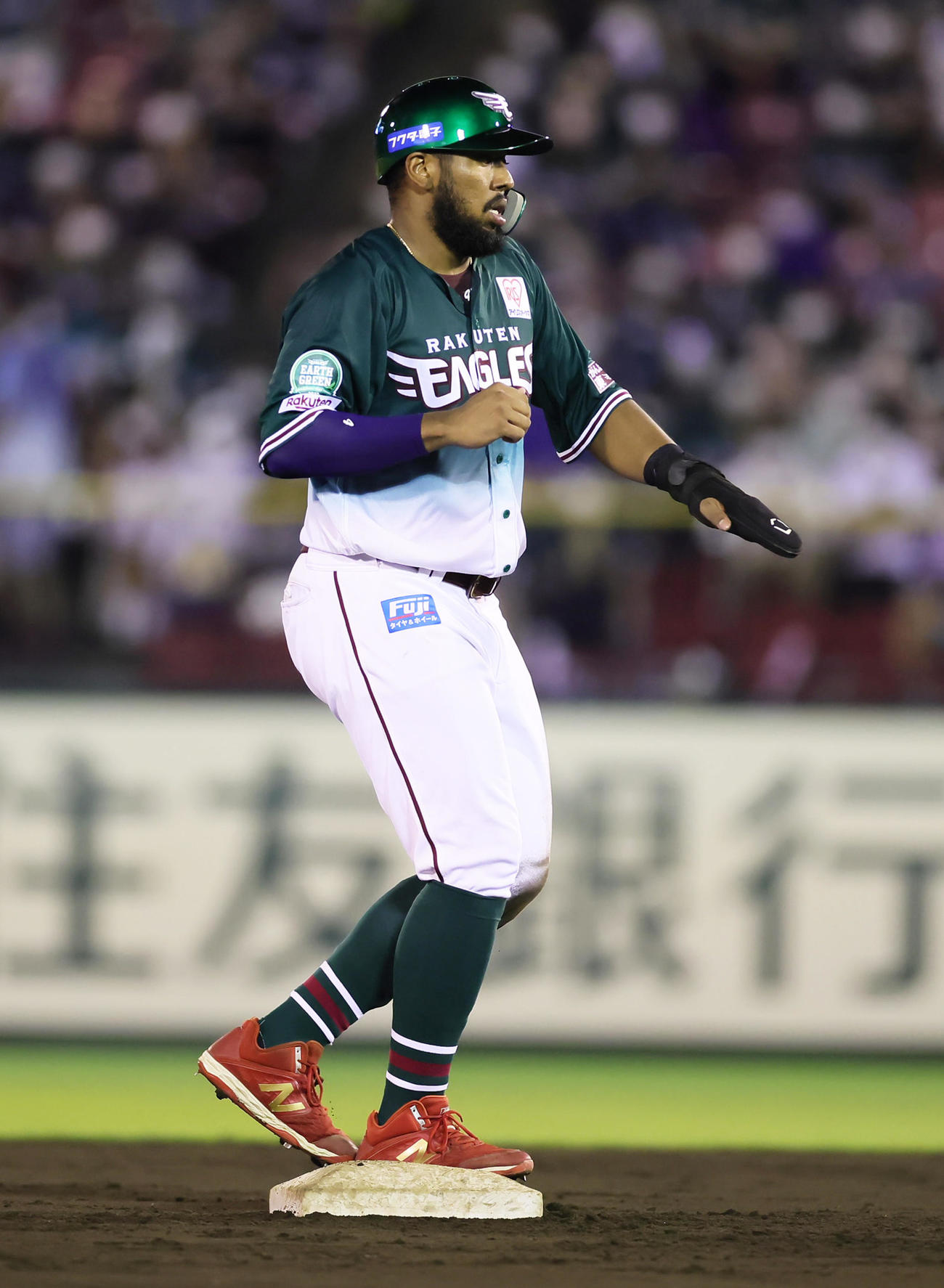 8回裏楽天2死一塁、オコエは二塁盗塁を決める（撮影・足立雅史）