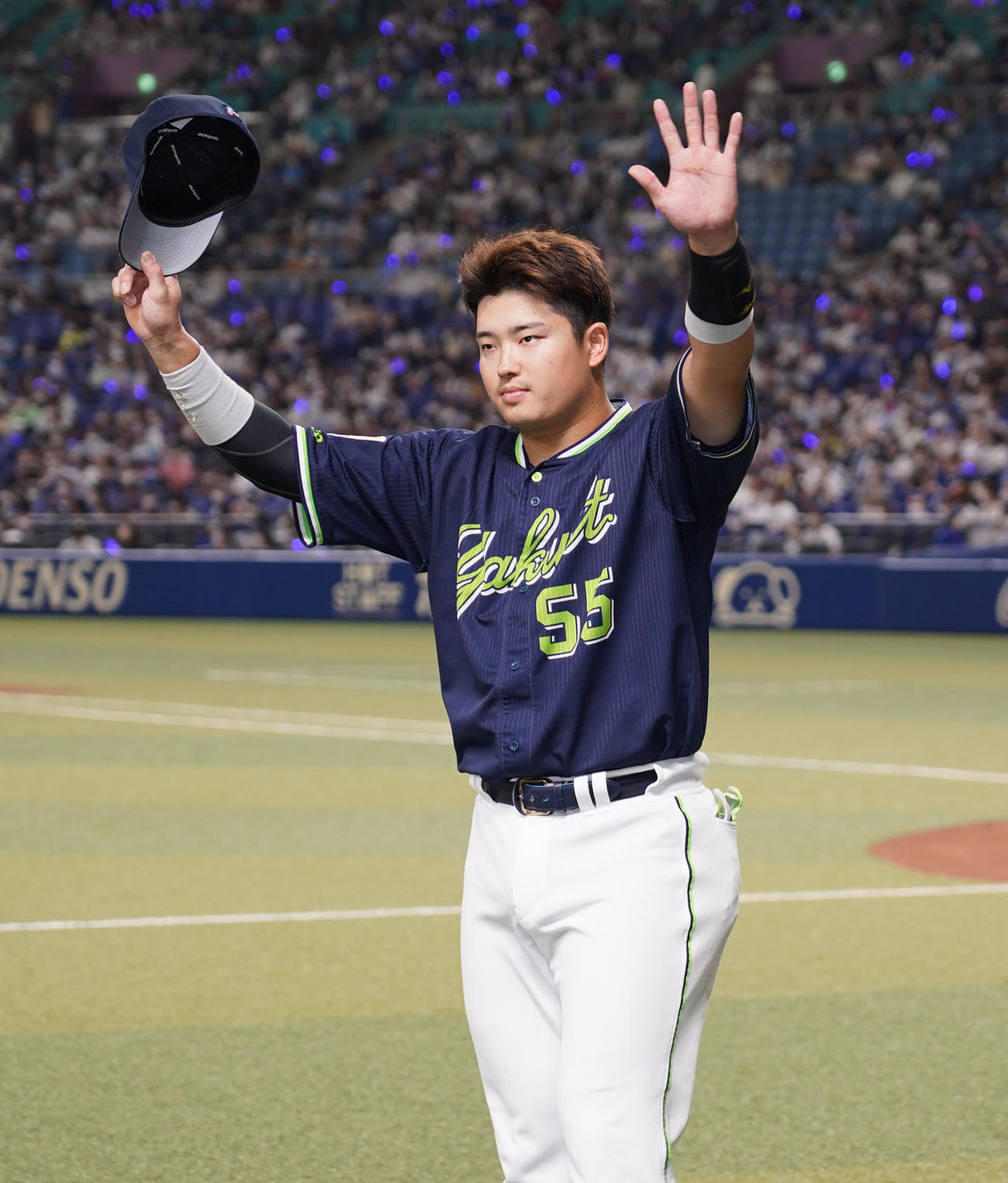 中日対ヤクルト　ヒーローインタビューを終えスタンドのファンに手を振る村上（撮影・森本幸一）