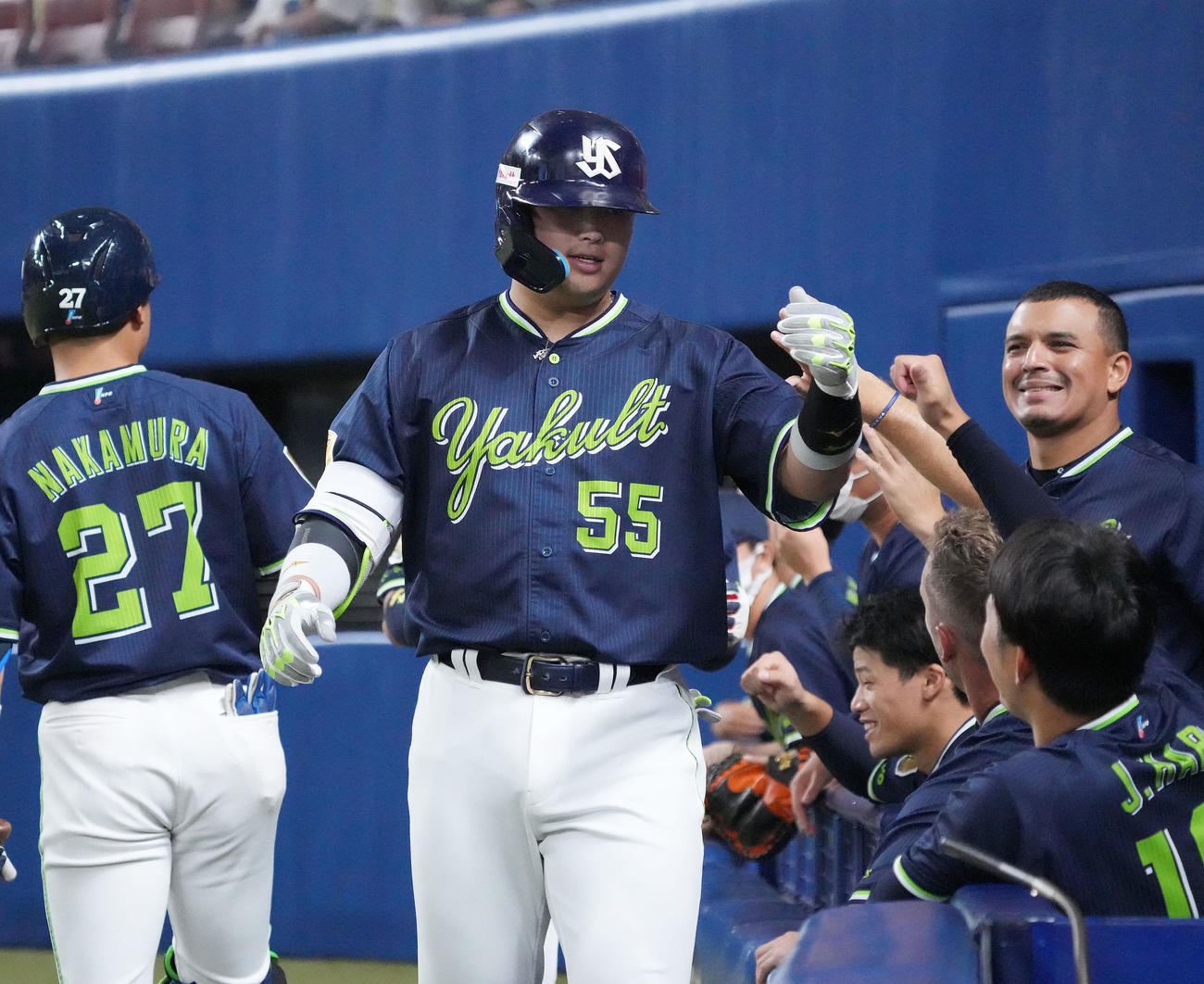 中日対ヤクルト　7回表ヤクルト2死二塁、右越え2点本塁打を放ちベンチ前でナインとタッチを交わす村上（中央）（撮影・森本幸一）