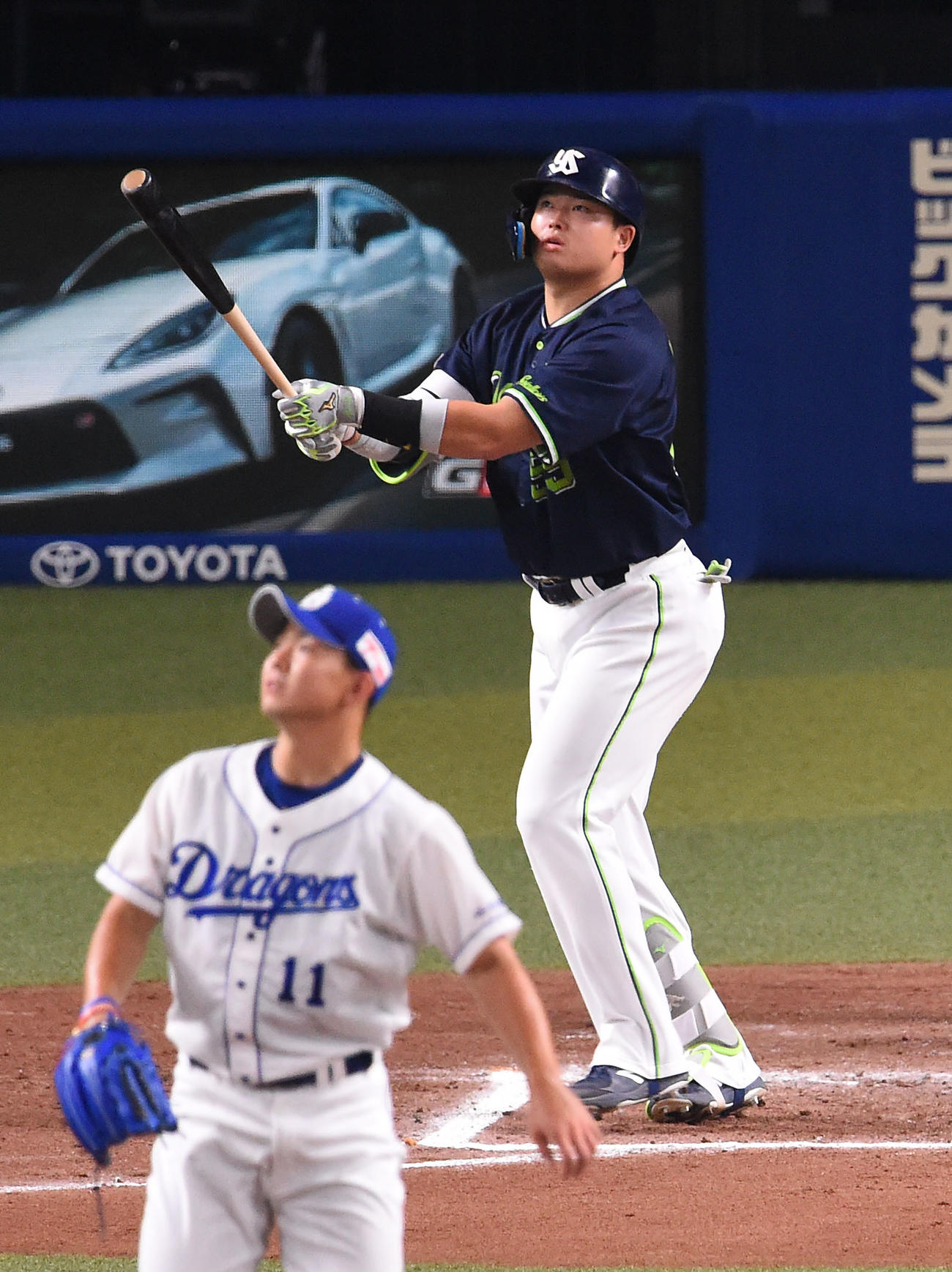 中日対ヤクルト　7回表ヤクルト2死二塁、右越え2点本塁打を放つ村上（右）投手は小笠原（撮影・森本幸一）