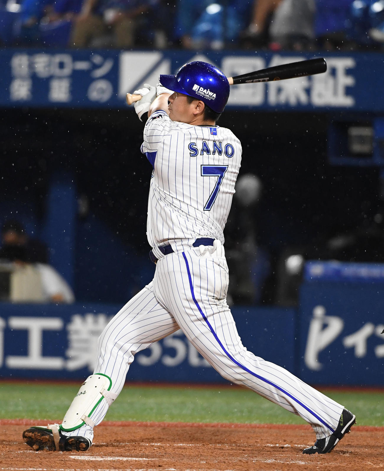 DeNA対広島　5回裏DeNA2死一、三塁、佐野は右翼フェンス直撃の適時二塁打を放つ（撮影・柴田隆二）