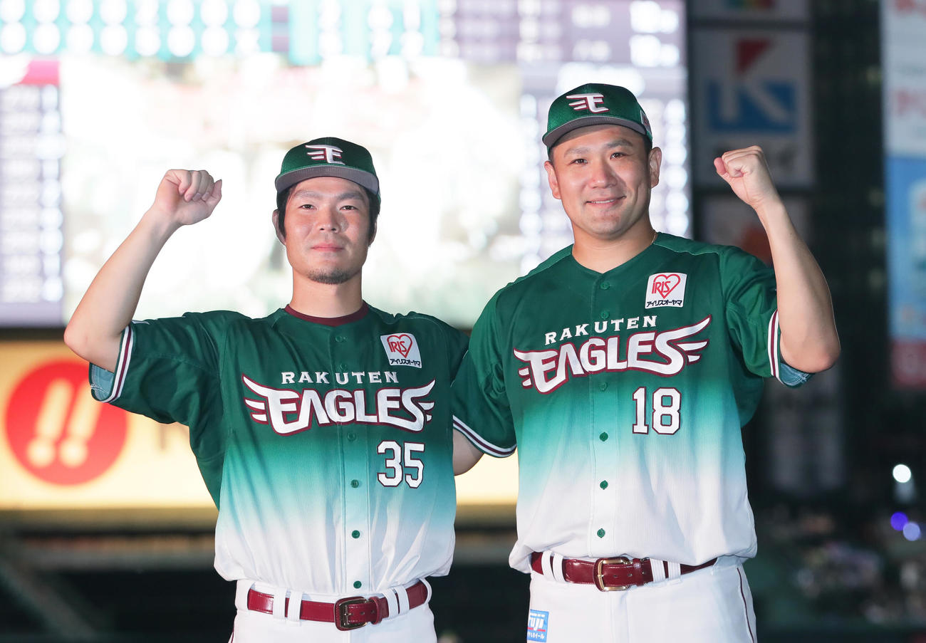 楽天対ロッテ　ヒーローインタビューを終え、笑顔でガッツポーズの楽天島内（左）と田中将（撮影・足立雅史）