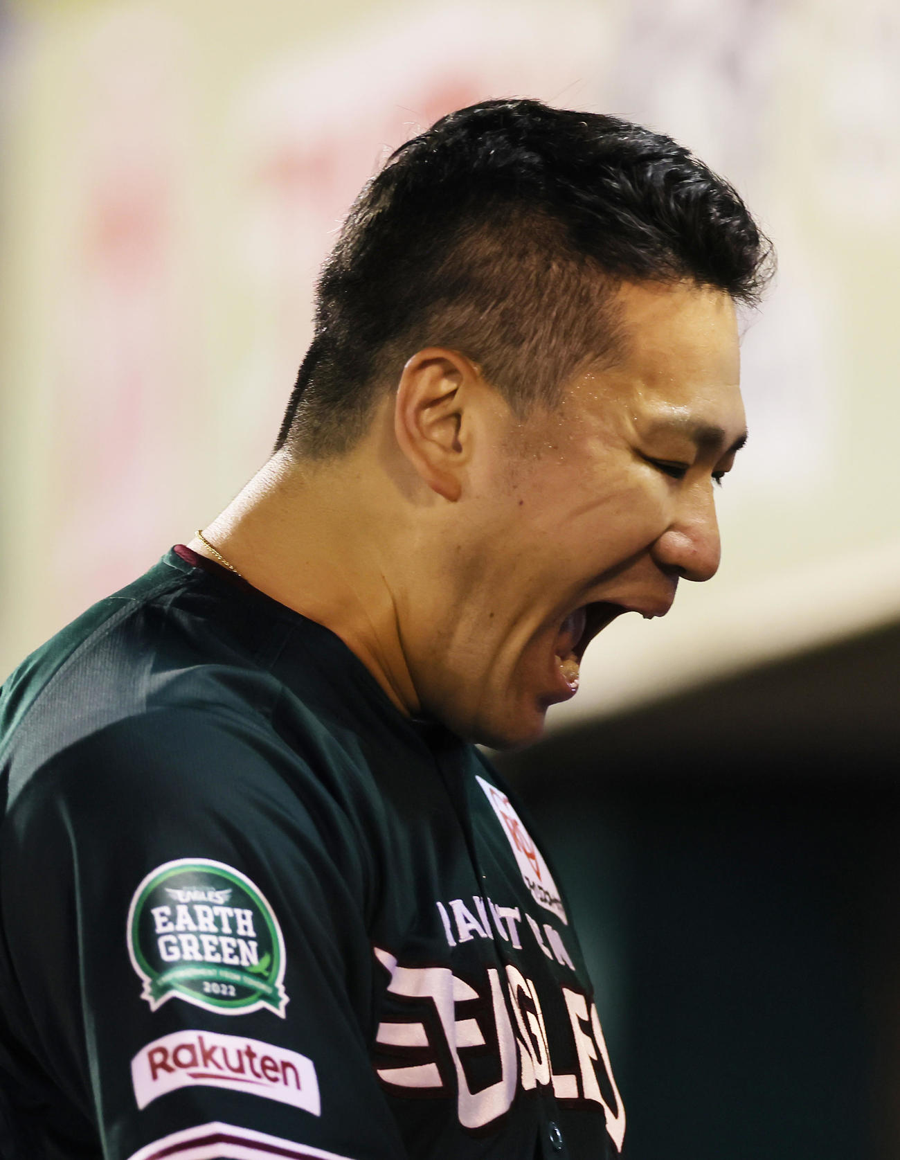 楽天対ロッテ　2回を抑え気合の入った表情でベンチに戻る楽天田中将（撮影・足立雅史）