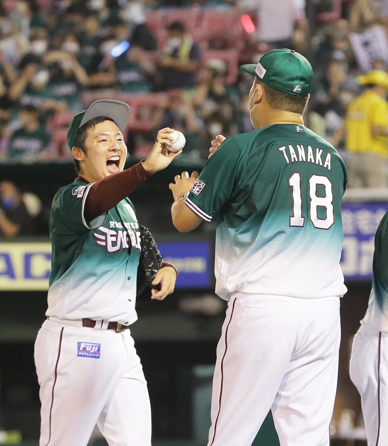 楽天対ロッテ　楽天田中将（右）に勝利球を渡す松井（撮影・足立雅史）