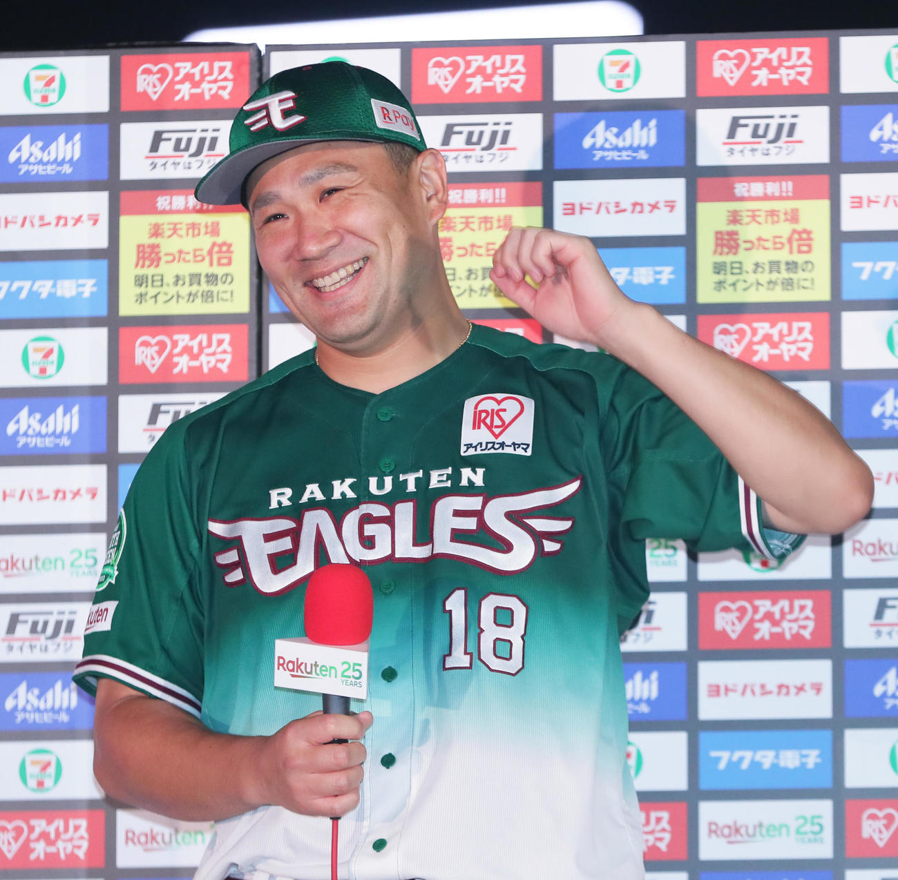 楽天対ロッテ　お立ち台で笑顔を見せる楽天田中将（撮影・足立雅史）