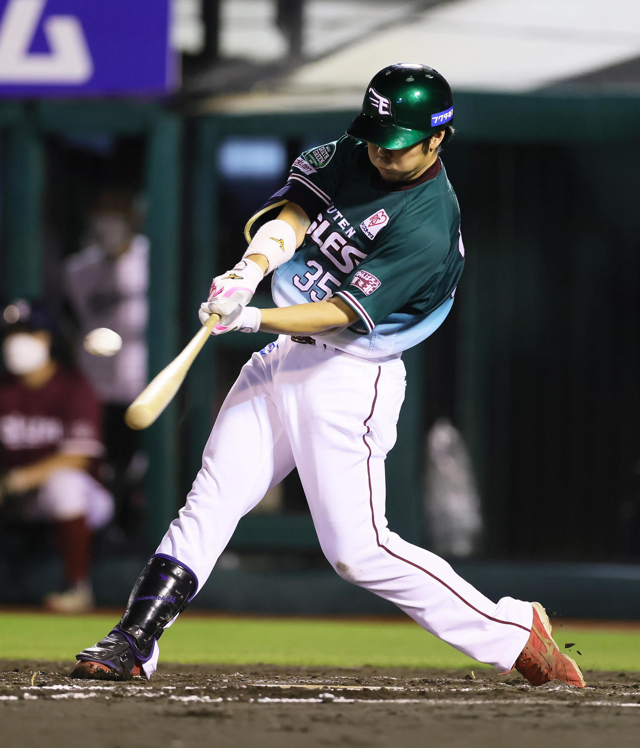 楽天対ロッテ　6回裏楽天無死三塁、右越え2点本塁打を放つ島内（撮影・足立雅史）