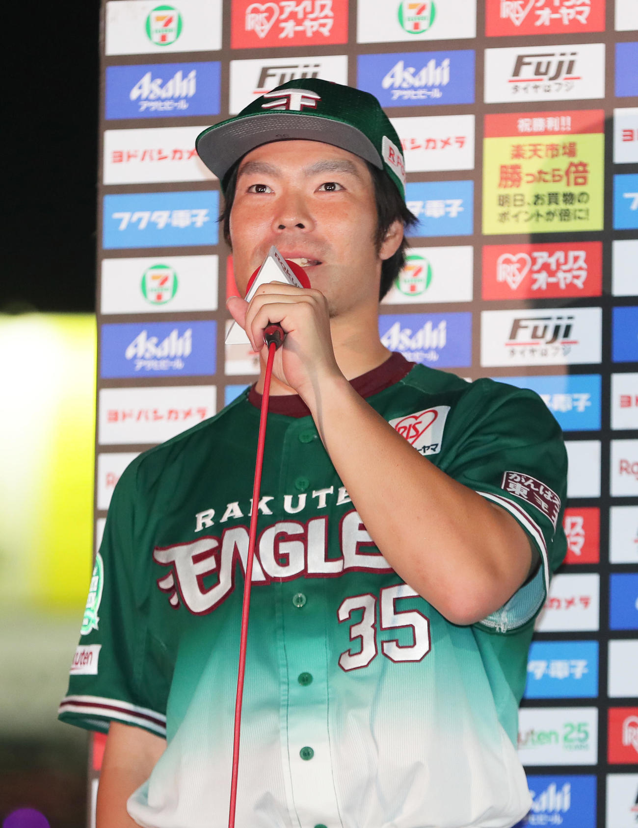 楽天対ロッテ　ヒーローインタビューに答える楽天島内（撮影・足立雅史）