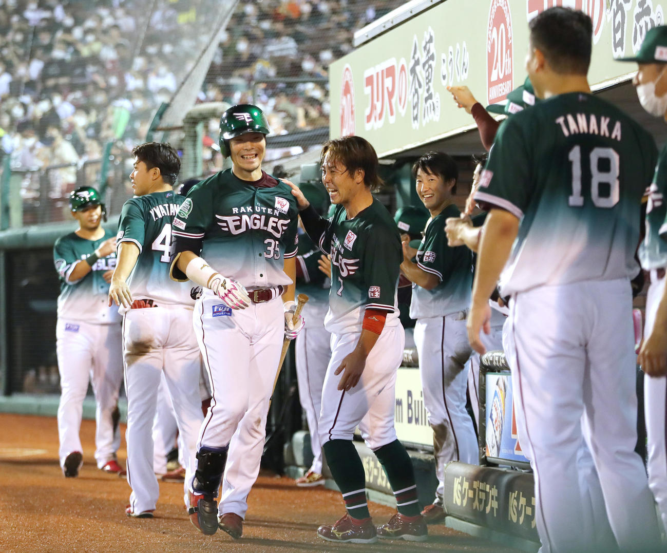 楽天対ロッテ　6回裏楽天無死三塁、右越え2点本塁打を放ち笑顔を見せる島内（中央左）（撮影・足立雅史）