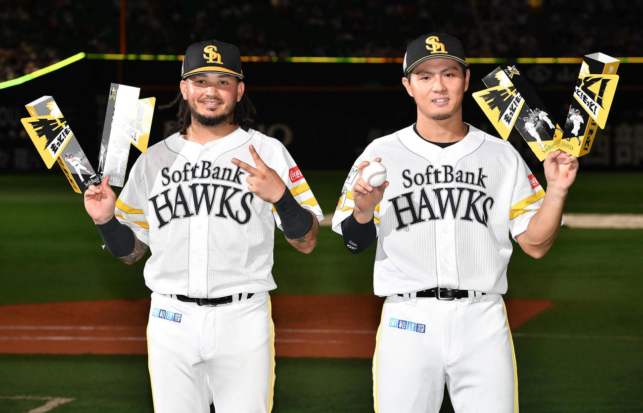 ソフトバンク対日本ハム　日本ハムに連勝し、「ガルちゃんピース」を見せるガルビス（左）と初本塁打の記念球を手に笑顔の佐藤直（撮影・岩下翔太）