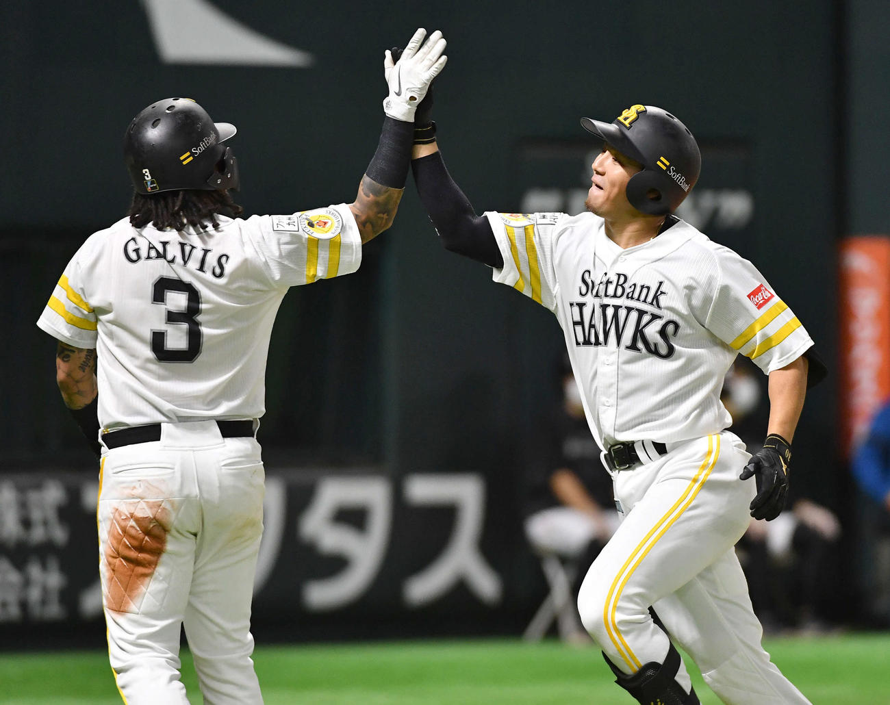 ソフトバンク対日本ハム　4回裏ソフトバンク2死二塁、勝ち越しの左越え2点本塁打を放ち、ガルビス（左）とタッチを交わす佐藤直（撮影・岩下翔太）