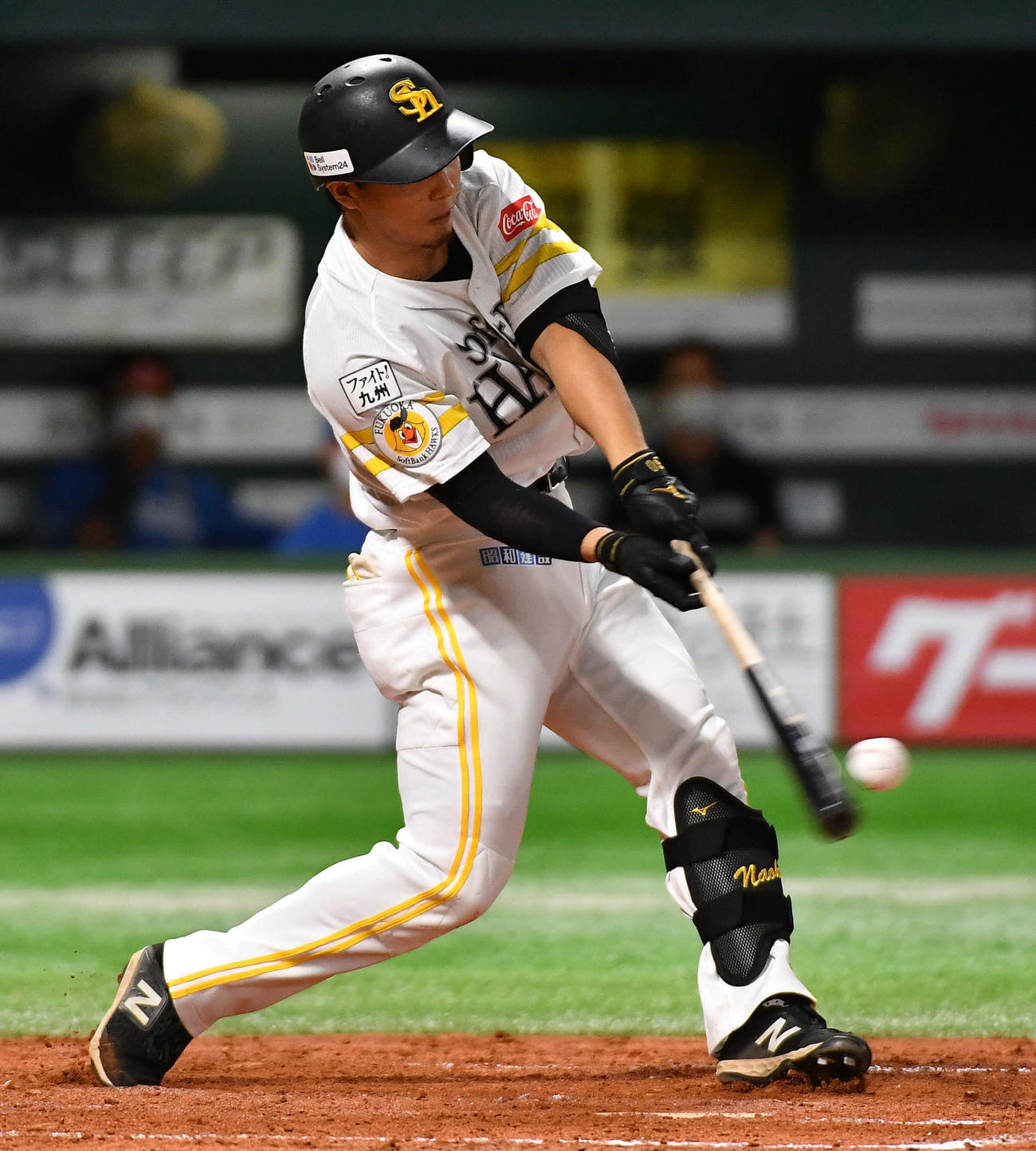 ソフトバンク対日本ハム　4回裏ソフトバンク2死二塁、佐藤直は左越え2点本塁打を放つ（撮影・岩下翔太）