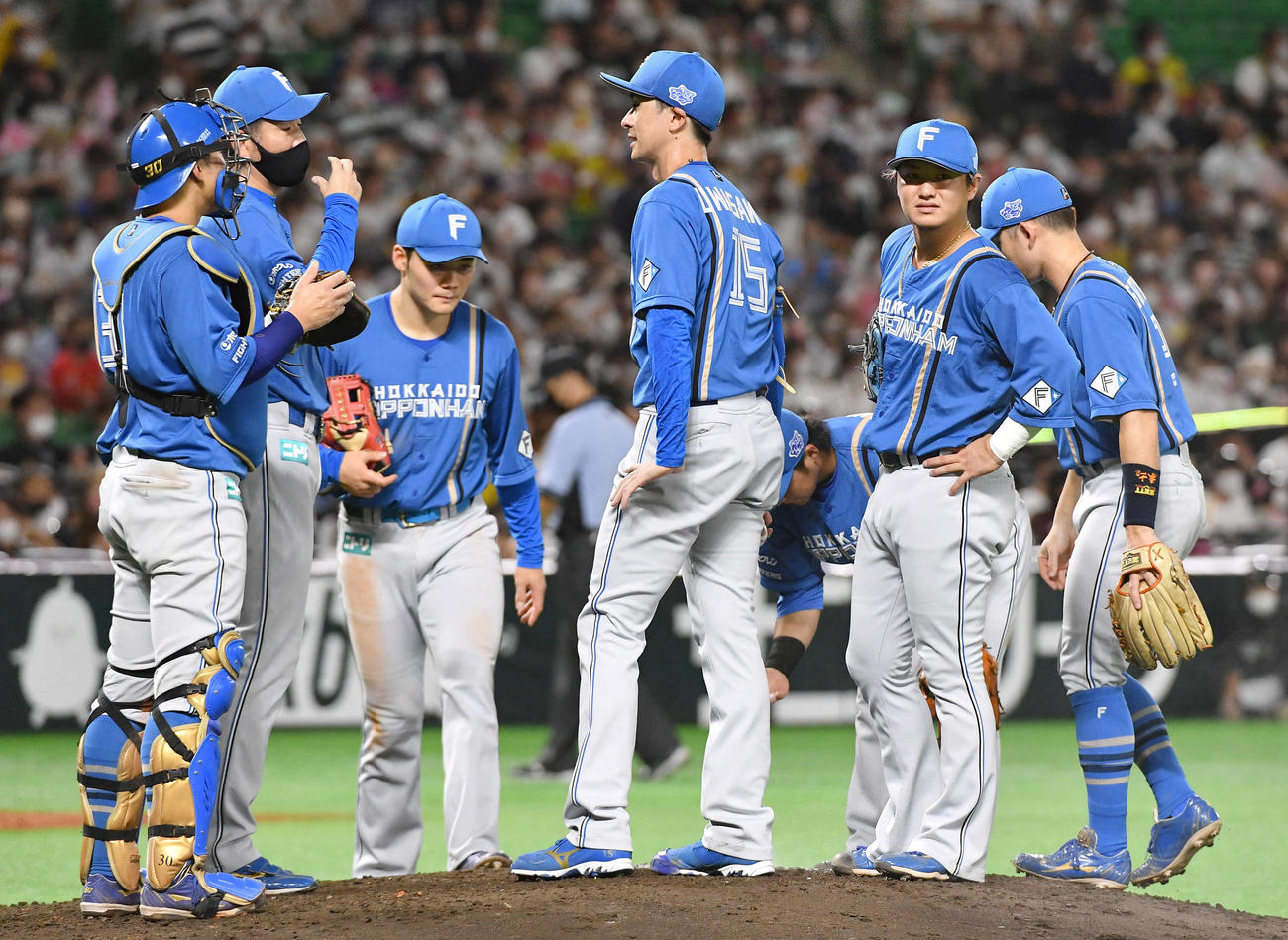 ソフトバンク対日本ハム　4回裏ソフトバンク2死、甲斐に左二塁打を打たれた場面で上沢（中央）のもとに集まる日本ハムナイン（撮影・岩下翔太）