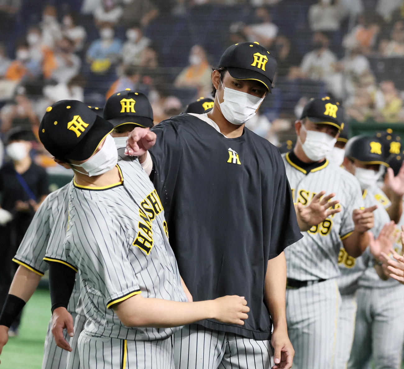 巨人対阪神　巨人に勝利した藤浪はなぜか浜地(左）の顔を触って引き揚げる（撮影・加藤哉）