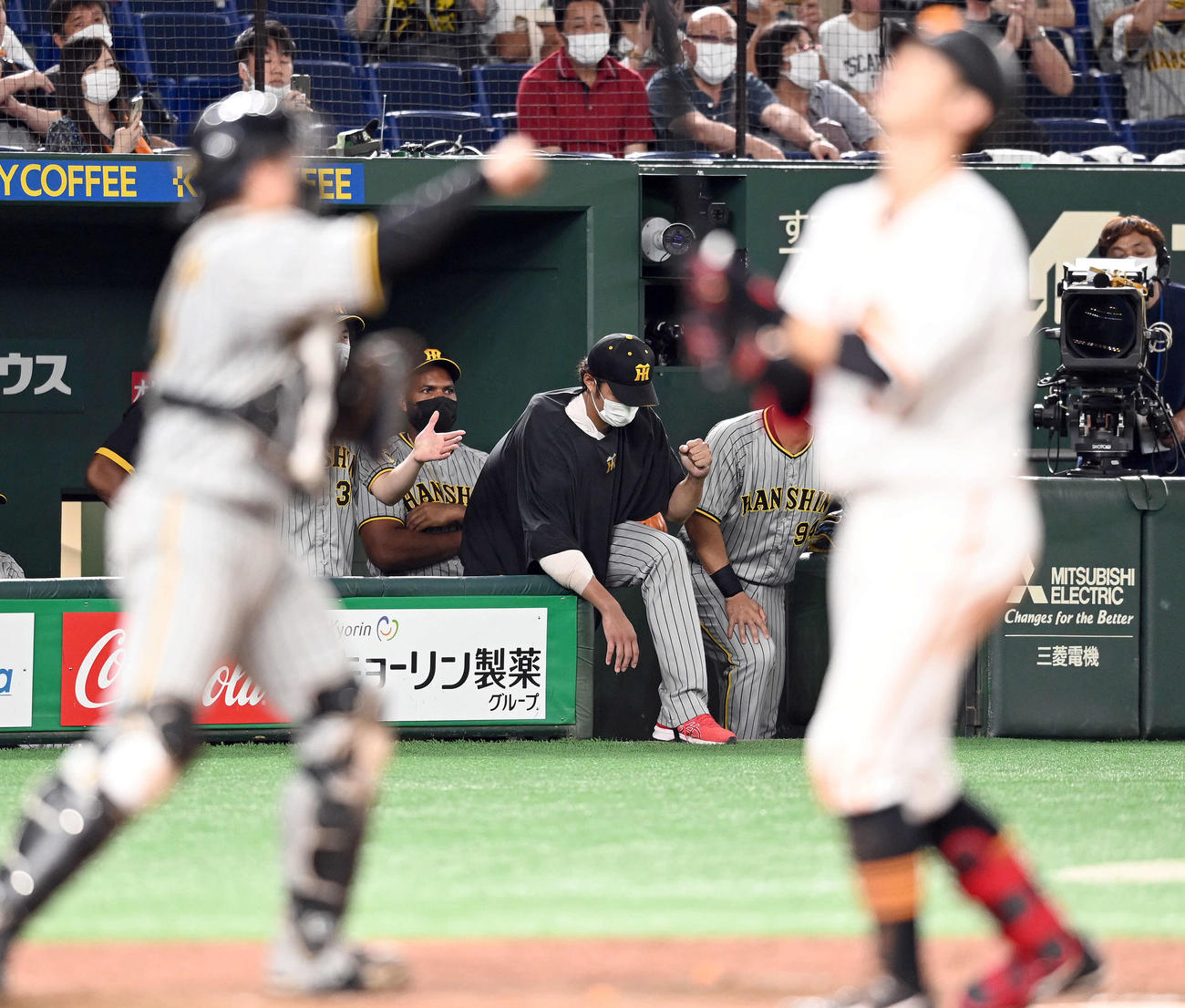 巨人対阪神　9回裏巨人2死一塁、若林が空振り三振に倒れゲームセット。今季初勝利を飾りガッツポーズを決める阪神藤浪（撮影・たえ見朱実）