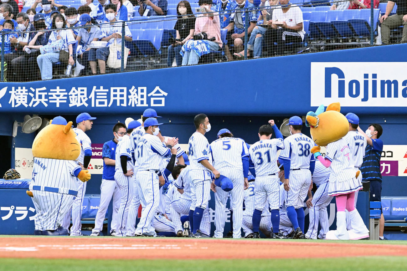 DeNA対広島　試合前に円陣を組むDeNAの選手たち（撮影・滝沢徹郎）
