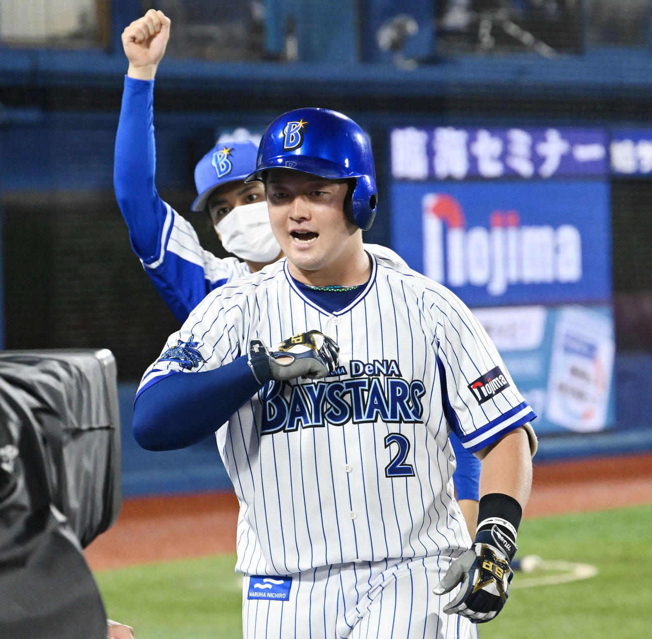 DeNA対広島　3回裏DeNA2死、ソロ本塁打を放った牧（手前）は生還しポーズを決める（撮影・滝沢徹郎）