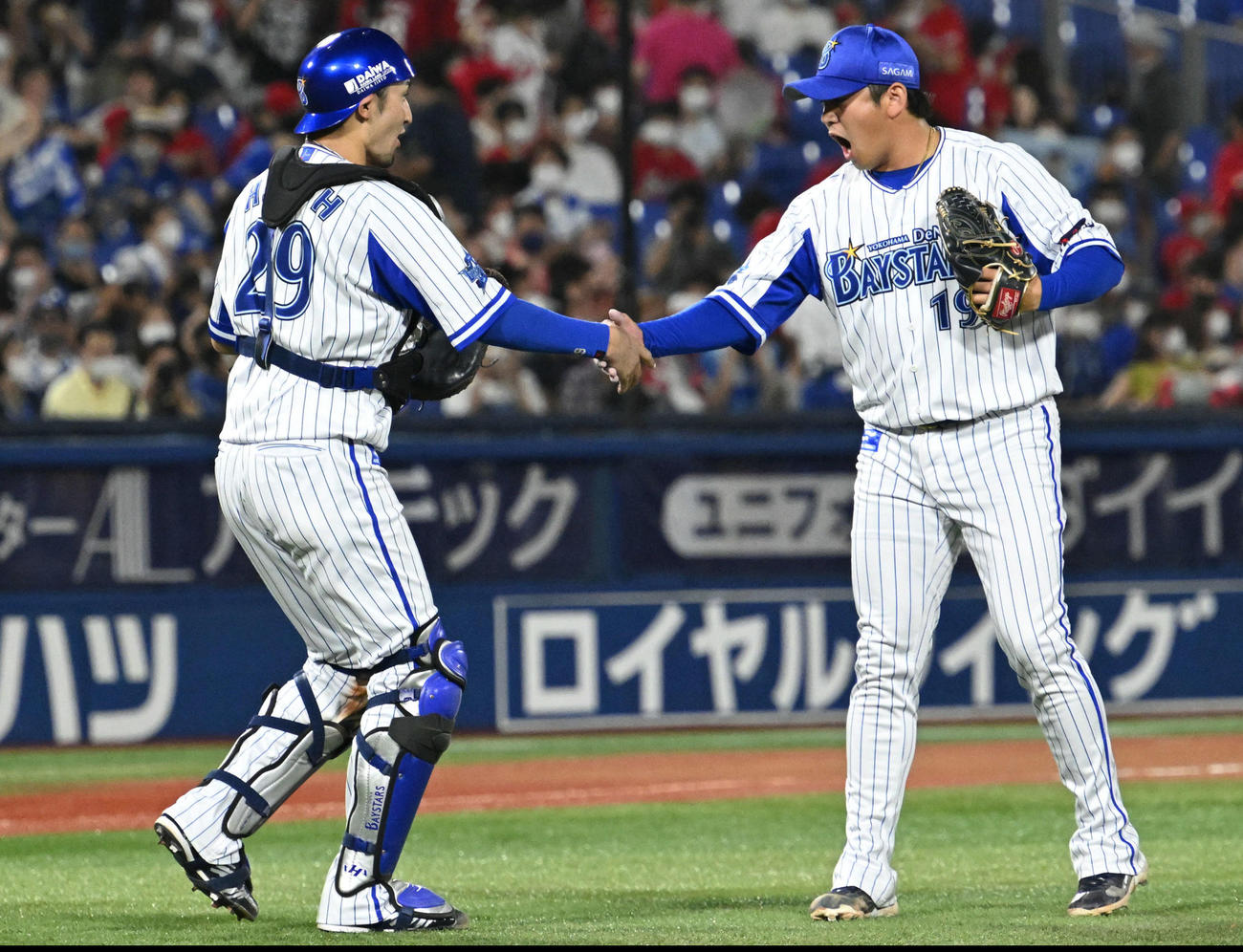 DeNA対広島　9回、試合を締めたDeNA山崎（右）は捕手伊藤と握手を交わす（撮影・滝沢徹郎）