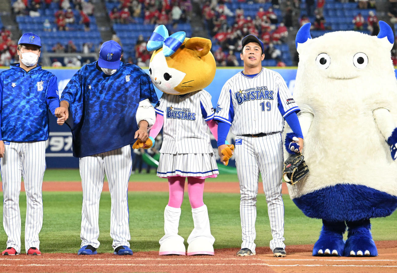 DeNA対広島　試合に勝利し、ファンへのあいさつの際に手をつなぐDeNA山崎（右）ら（撮影・滝沢徹郎）