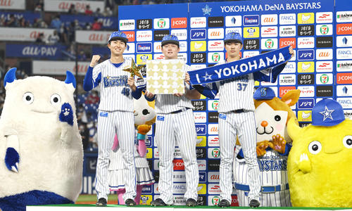 DeNA対広島　横浜スタジアム17連勝を飾り記念撮影するDeNAの、左から京山、牧、楠本（撮影・滝沢徹郎）