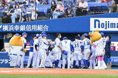 DeNA対広島　試合前に円陣を組むDeNAの選手たち（撮影・滝沢徹郎）
