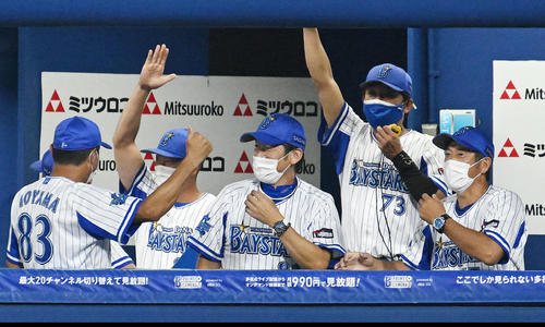 DeNA対広島　2回裏DeNA2死、京山のソロ本塁打に笑顔の三浦監督（前列中央）（撮影・滝沢徹郎）
