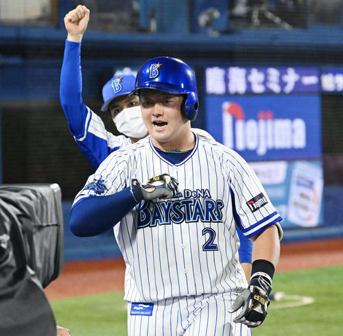 DeNA対広島　3回裏DeNA2死、ソロ本塁打を放った牧（手前）は生還しポーズを決める（撮影・滝沢徹郎）