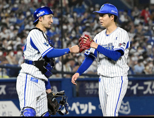 DeNA対広島　5回を投げ終えたDeNA先発の京山（右）は捕手伊藤とタッチを交わす（撮影・滝沢徹郎）