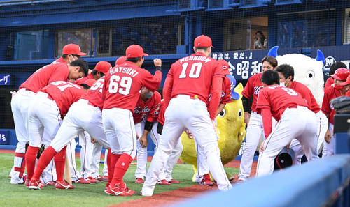 DeNA対広島　試合前にDeNAのマスコットと円陣を組む広島の選手たち（撮影・滝沢徹郎）
