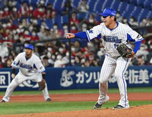 DeNA対広島　9回表、DeNA4番手で登板し試合を締めた山崎（撮影・滝沢徹郎）