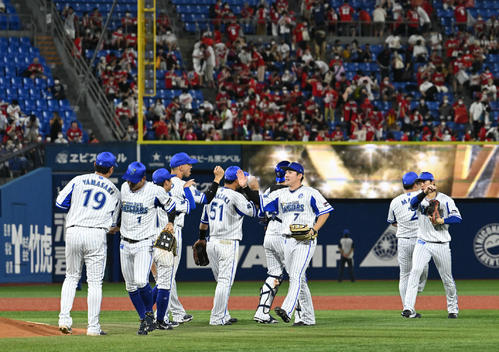 DeNA対広島　試合に勝利しタッチを交わすDeNAナイン（撮影・滝沢徹郎）