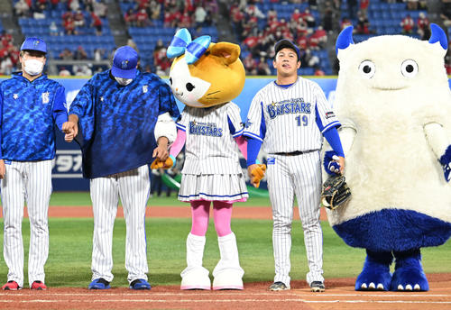 DeNA対広島　試合に勝利し、ファンへのあいさつの際に手をつなぐDeNA山崎（右）ら（撮影・滝沢徹郎）