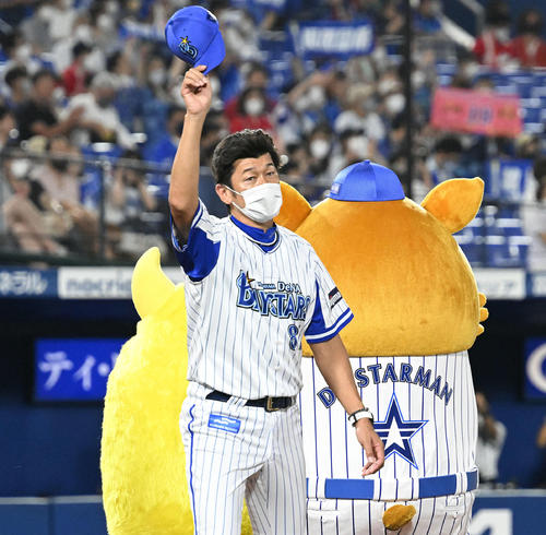 DeNA対広島　試合に勝利しファンにあいさつするDeNA三浦監督（撮影・滝沢徹郎）