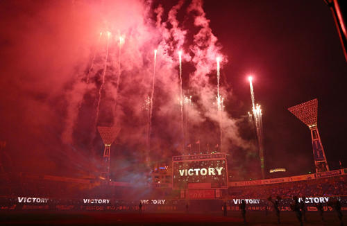 DeNA対広島　試合後のビクトリーセレモニーで横浜スタジアムに花火が上がる（撮影・滝沢徹郎）