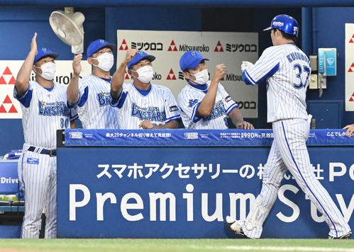 DeNA対広島　1回裏DeNA1死、先制のソロ本塁打を放った楠本（右）を迎える三浦監督（右から2人目）ら（撮影・滝沢徹郎）