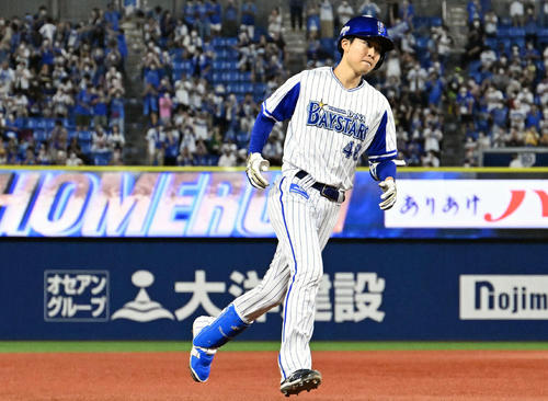 DeNA対広島　2回裏DeNA2死、京山はソロ本塁打を放ちベースを回る（撮影・滝沢徹郎）