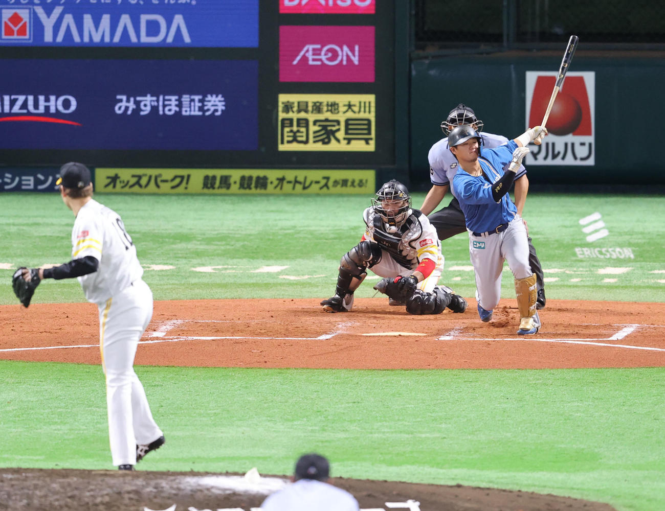 ソフトバンク対日本ハム　6回表日本ハム2死満塁、空振りの三振を喫した佐藤（撮影・梅根麻紀）