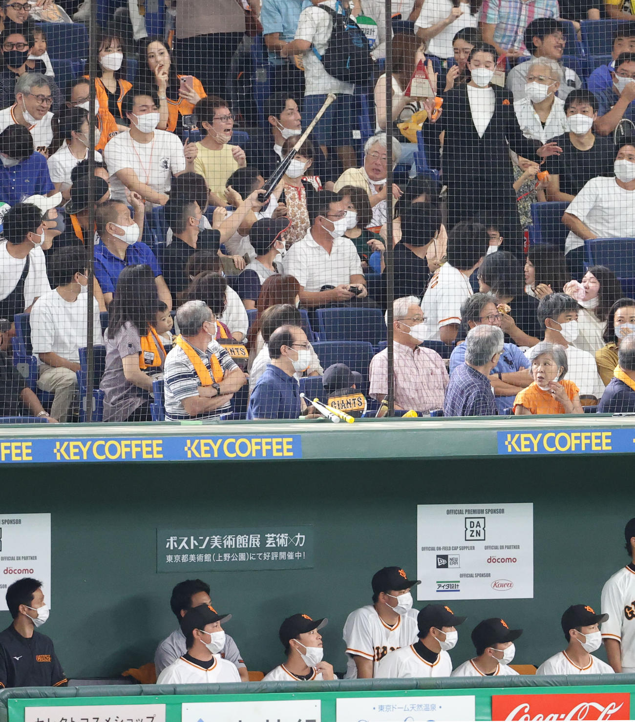 巨人対阪神　1回表阪神1死一、三塁、一塁側ベンチ上の客席まで飛んできた佐藤輝のバットをスタッフに返すファン（撮影・狩俣裕三）
