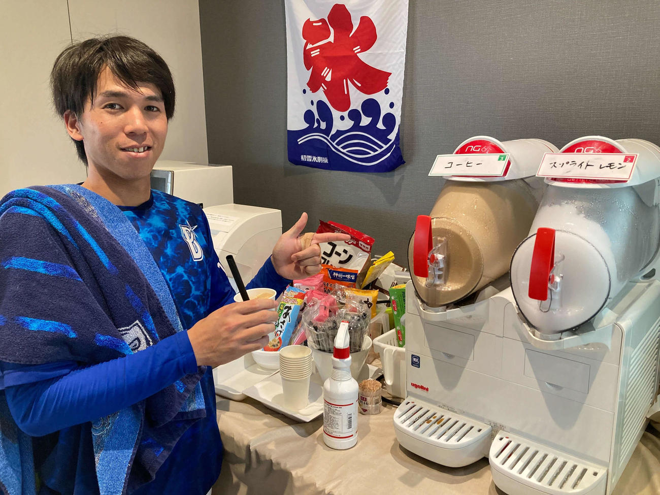 青星寮に今夏から導入されたフローズンドリンクを飲むDeNA村川（球団提供）