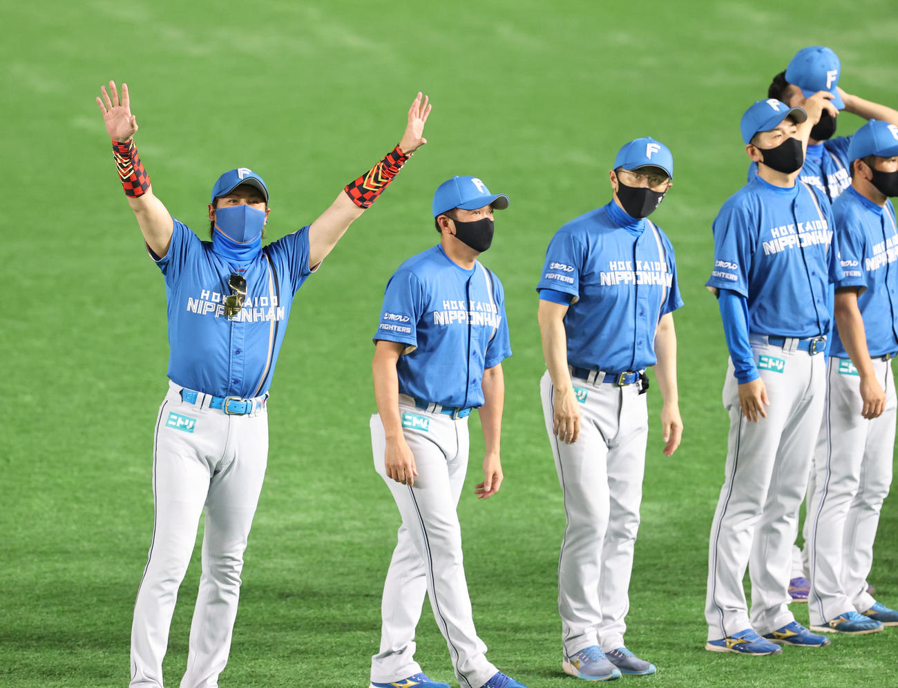 ソフトバンク対日本ハム　福岡ペイペイドームの試合は今シーズン最後、スタンドのファンにあいさつする新庄剛志監督ら（撮影・梅根麻紀）