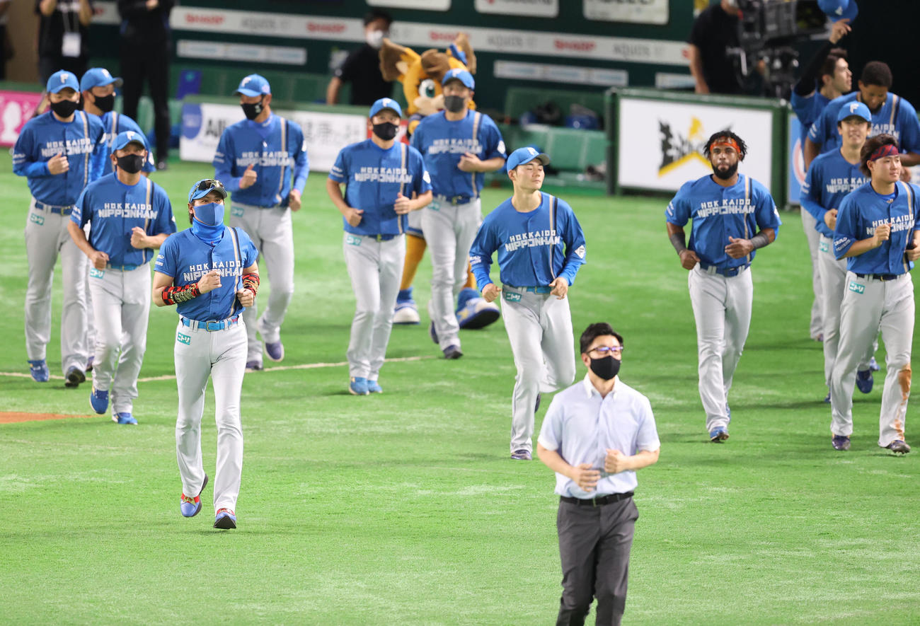 ソフトバンク対日本ハム　福岡ペイペイドームの試合は今シーズン最後、スタンドのファンにあいさつに向かう新庄剛志監督ら（撮影・梅根麻紀）