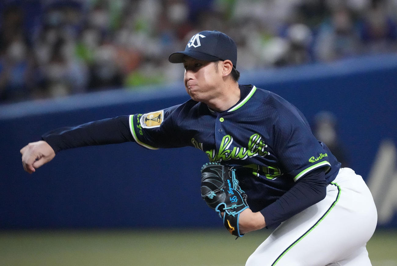 中日対ヤクルト　1回裏、登板するヤクルト先発の小沢（撮影・森本幸一）