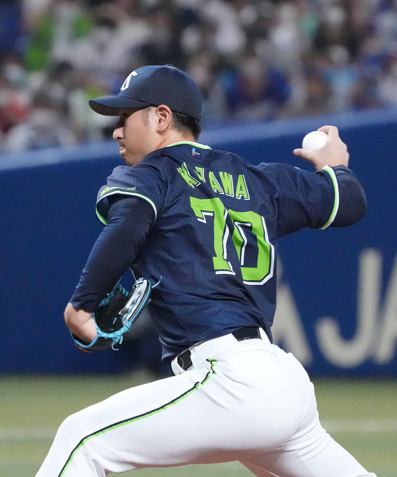 中日対ヤクルト　1回裏、登板するヤクルト先発の小沢（撮影・森本幸一）