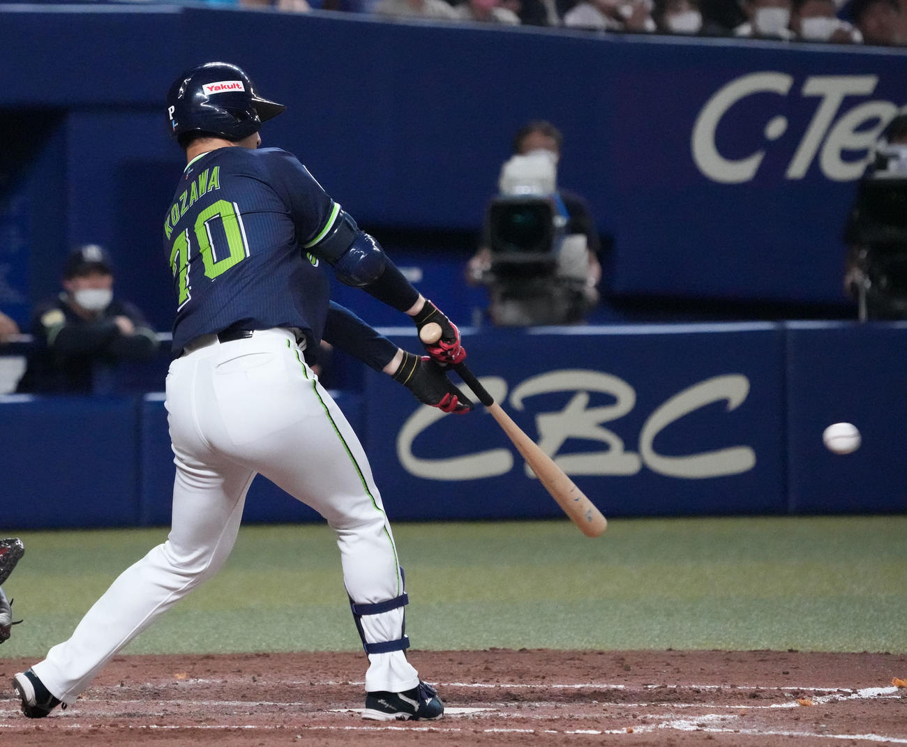 中日対ヤクルト　5回表ヤクルト2死、中前安打を放つ小沢（撮影・森本幸一）