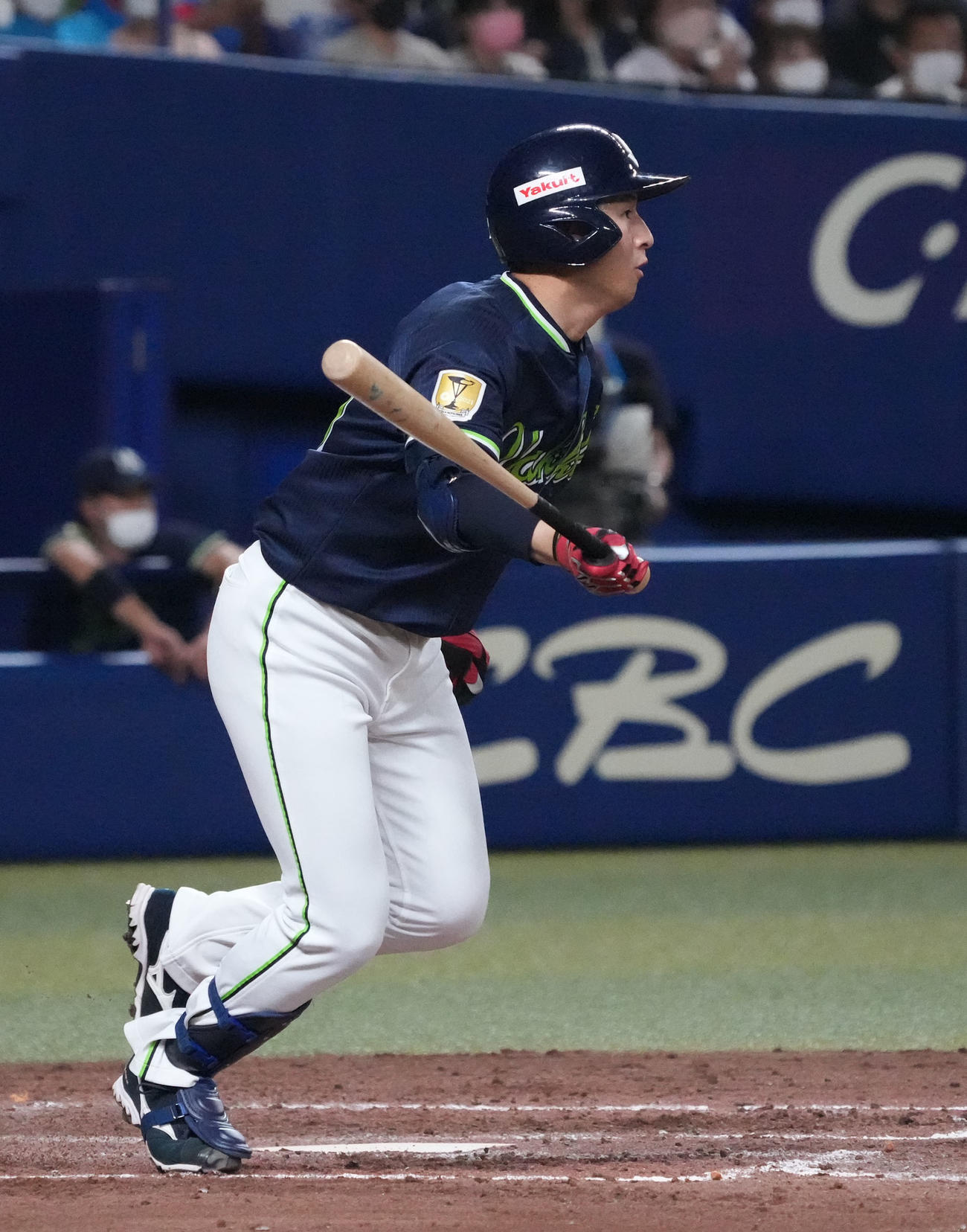 中日対ヤクルト　5回表ヤクルト2死、中前安打を放つ小沢（撮影・森本幸一）