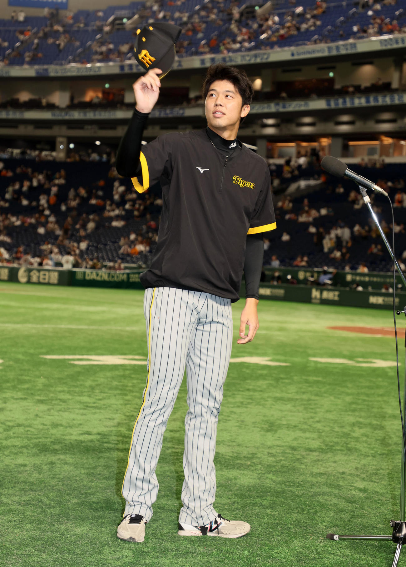巨人対阪神　巨人に勝利しファンにあいさつする才木（撮影・加藤哉）