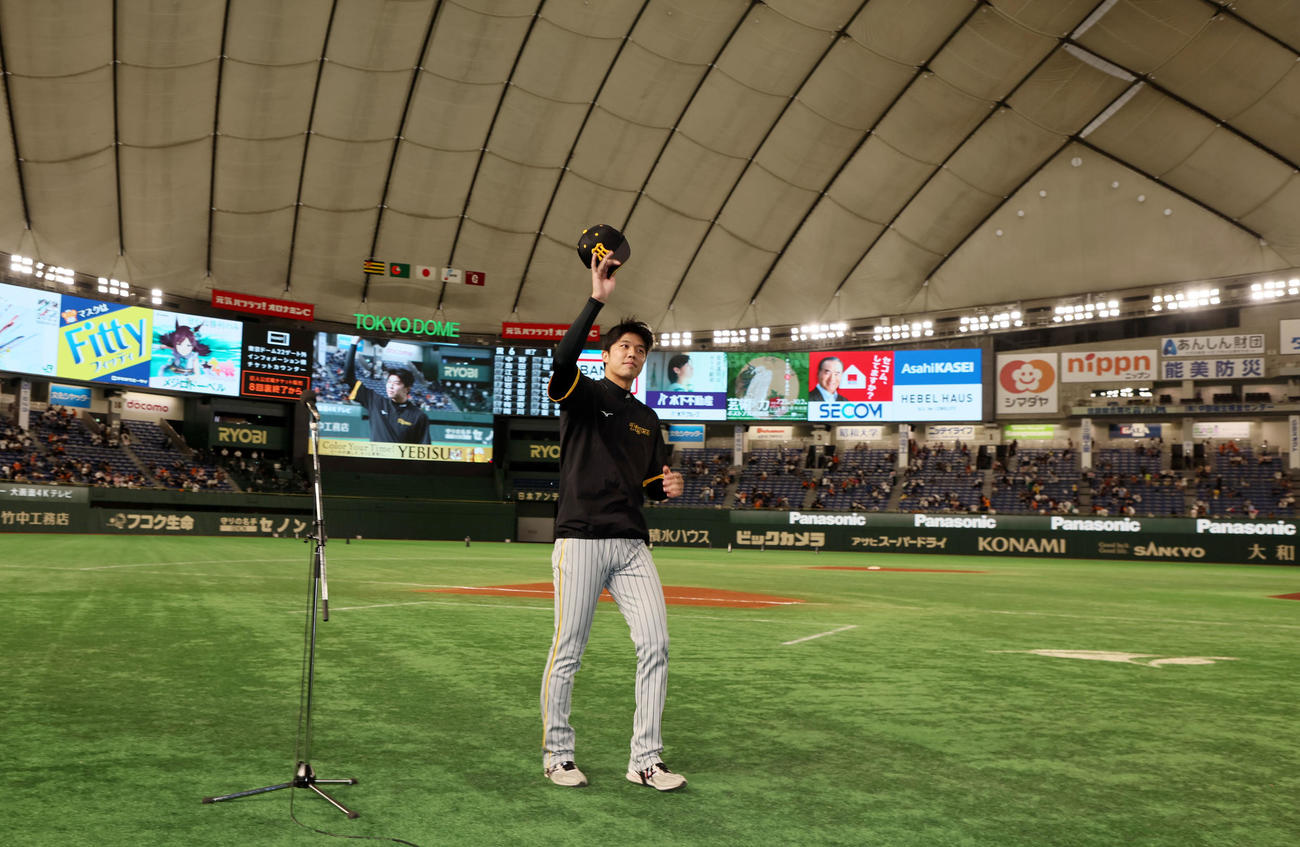 巨人対阪神　笑顔でヒーローインタビューを受けスタンドにあいさつする才木（撮影・加藤哉）